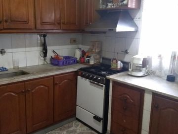 NUEVO VALOR   CASA 3 AMBIENTES CON GARAGE ,  PATIO Y JARDIN