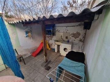 EXCELENTE PROPIEDAD 2 LOCALES CON VIVIENDA