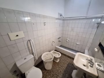 EXCELENTE PROPIEDAD 2 LOCALES CON VIVIENDA