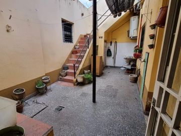 EXCELENTE PROPIEDAD 2 LOCALES CON VIVIENDA