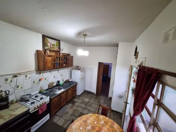 EXCELENTE PROPIEDAD 2 LOCALES CON VIVIENDA