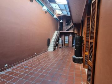 Excelente casa de categoria 6 Ambientes con Cochera -BOEDO-