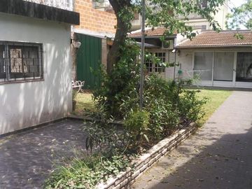VENTA CASA 3 AMBIENTES COCHERAS Y QUINCHO EXCELENTE ZONA OPORTUNIDAD