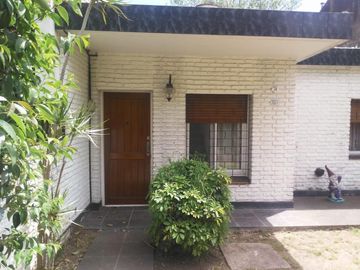 VENTA CASA 3 AMBIENTES COCHERAS Y QUINCHO EXCELENTE ZONA OPORTUNIDAD