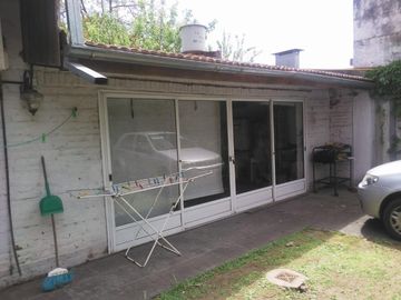 VENTA CASA 3 AMBIENTES COCHERAS Y QUINCHO EXCELENTE ZONA OPORTUNIDAD