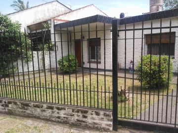 VENTA CASA 3 AMBIENTES COCHERAS Y QUINCHO EXCELENTE ZONA OPORTUNIDAD