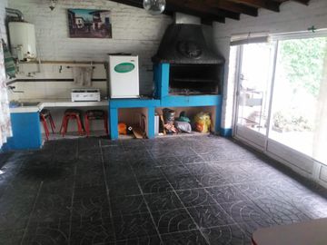 VENTA CASA 3 AMBIENTES COCHERAS Y QUINCHO EXCELENTE ZONA OPORTUNIDAD