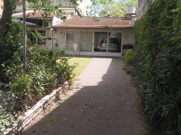 VENTA CASA 3 AMBIENTES COCHERAS Y QUINCHO EXCELENTE ZONA OPORTUNIDAD