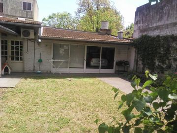 VENTA CASA 3 AMBIENTES COCHERAS Y QUINCHO EXCELENTE ZONA OPORTUNIDAD