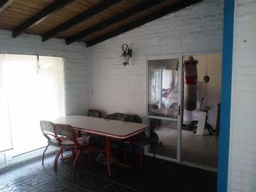 VENTA CASA 3 AMBIENTES COCHERAS Y QUINCHO EXCELENTE ZONA OPORTUNIDAD
