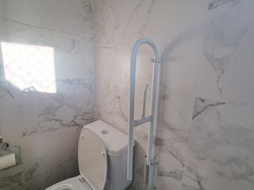 Vende Depto 4 Ambientes, Con 2 Balcones Al Frente Y Espacio guardacohe