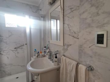 Vende Depto 4 Ambientes, Con 2 Balcones Al Frente Y Espacio guardacohe