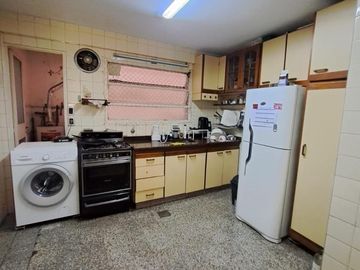 Vende Depto 4 Ambientes, Con 2 Balcones Al Frente Y Espacio guardacohe