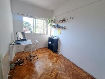 Vende Depto 4 Ambientes, Con 2 Balcones Al Frente Y Espacio guardacohe