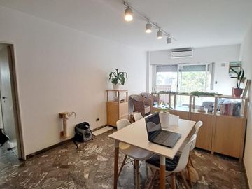 Vende Depto 4 Ambientes, Con 2 Balcones Al Frente Y Espacio guardacohe