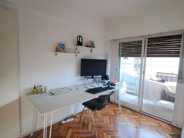 Vende Depto 4 Ambientes, Con 2 Balcones Al Frente Y Espacio guardacohe