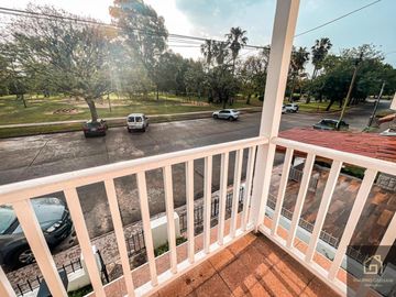 Increíble casa Frente Al Parque Carlos Mugica, Super Luminosa E Impecable