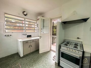 Increíble casa Frente Al Parque Carlos Mugica, Super Luminosa E Impecable