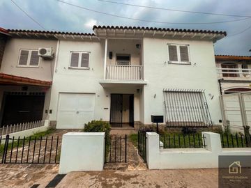 Increíble casa Frente Al Parque Carlos Mugica, Super Luminosa E Impecable