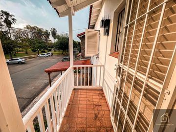 Increíble casa Frente Al Parque Carlos Mugica, Super Luminosa E Impecable