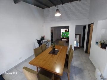 Excelente Casa 4 Ambientes En Venta, Los Paraisos 82, Villa Udaondo, Ituzaingó.