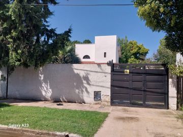 Excelente Casa 4 Ambientes En Venta, Los Paraisos 82, Villa Udaondo, Ituzaingó.