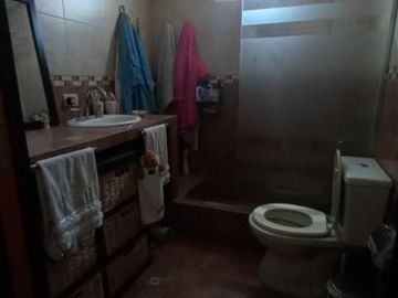 VENTA DE EXCELENTE CHALET DE 4 AMBIENTES CON COCHERA EN MONTE GRANDE - POSIBILIDAD DE PERMUTA (LOMAS, BANFIELD, TEMPERLEY)