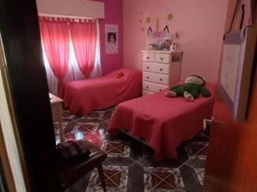 VENTA DE EXCELENTE CHALET DE 4 AMBIENTES CON COCHERA EN MONTE GRANDE - POSIBILIDAD DE PERMUTA (LOMAS, BANFIELD, TEMPERLEY)