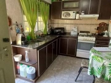 VENTA DE EXCELENTE CHALET DE 4 AMBIENTES CON COCHERA EN MONTE GRANDE - POSIBILIDAD DE PERMUTA (LOMAS, BANFIELD, TEMPERLEY)