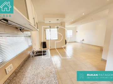 #AlquilerRUKAN | Casa de 3 Ambientes | Barrio CENTRO | Calle JOSÉ HERNÁNDEZ | Caleta Olivia.- (DISPONIBLE EN AGOSTO 2024)