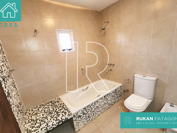 #AlquilerRUKAN | Casa de 3 Ambientes | Barrio CENTRO | Calle JOSÉ HERNÁNDEZ | Caleta Olivia.- (DISPONIBLE EN AGOSTO 2024)
