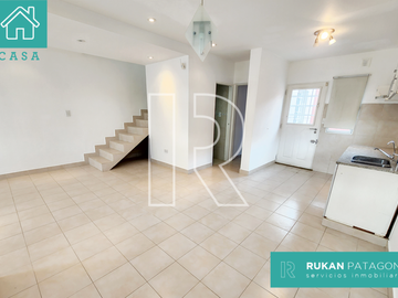 #AlquilerRUKAN | Casa de 3 Ambientes | Barrio CENTRO | Calle JOSÉ HERNÁNDEZ | Caleta Olivia.- (DISPONIBLE EN AGOSTO 2024)