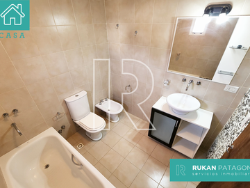#AlquilerRUKAN | Casa de 3 Ambientes | Barrio CENTRO | Calle JOSÉ HERNÁNDEZ | Caleta Olivia.- (DISPONIBLE EN AGOSTO 2024)