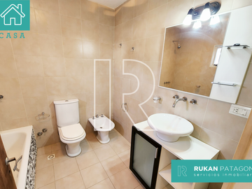 #AlquilerRUKAN | Casa de 3 Ambientes | Barrio CENTRO | Calle JOSÉ HERNÁNDEZ | Caleta Olivia.- (DISPONIBLE EN AGOSTO 2024)