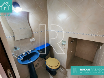 #AlquilerRUKAN | Casa de 3 Ambientes | Barrio CENTRO | Calle JOSÉ HERNÁNDEZ | Caleta Olivia.- (DISPONIBLE EN AGOSTO 2024)