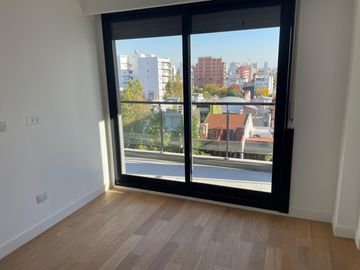 Excelente semipiso de 4 amb a estrenar con balcon aterrazado y parrilla. Edificio con amenities.