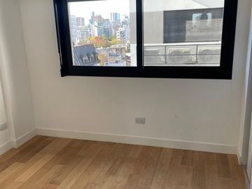 Excelente semipiso de 4 amb a estrenar con balcon aterrazado y parrilla. Edificio con amenities.