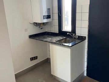 Excelente semipiso de 4 amb a estrenar con balcon aterrazado y parrilla. Edificio con amenities.