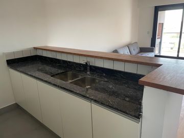 Excelente semipiso de 4 amb a estrenar con balcon aterrazado y parrilla. Edificio con amenities.