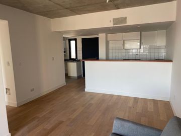Excelente semipiso de 4 amb a estrenar con balcon aterrazado y parrilla. Edificio con amenities.