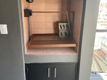 Excelente semipiso de 4 amb a estrenar con balcon aterrazado y parrilla. Edificio con amenities.