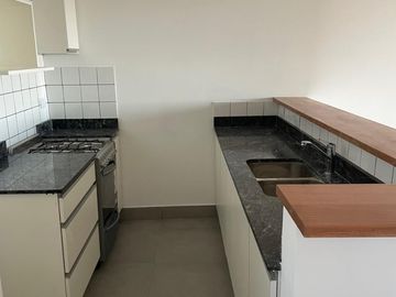 Excelente semipiso de 4 amb a estrenar con balcon aterrazado y parrilla. Edificio con amenities.
