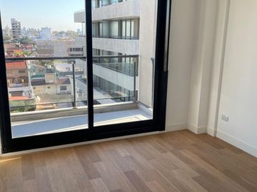 Excelente semipiso de 4 amb a estrenar con balcon aterrazado y parrilla. Edificio con amenities.