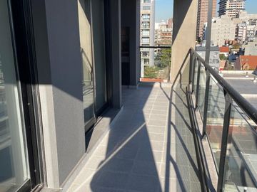 Excelente semipiso de 4 amb a estrenar con balcon aterrazado y parrilla. Edificio con amenities.