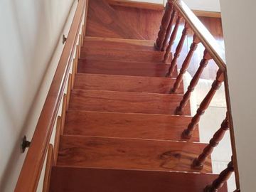 Chalet 5 Amb. con Cochera - IMPECABLE