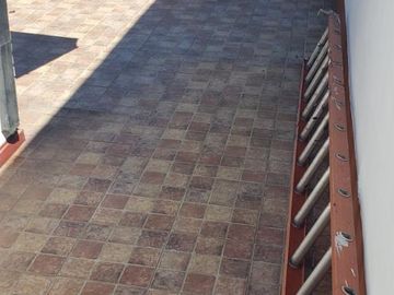 Chalet 5 Amb. con Cochera - IMPECABLE