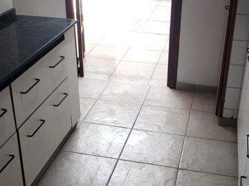 Chalet 5 Amb. con Cochera - IMPECABLE