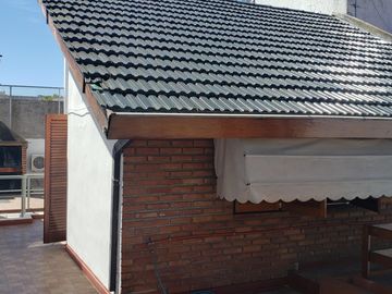 Chalet 5 Amb. con Cochera - IMPECABLE