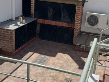 Chalet 5 Amb. con Cochera - IMPECABLE