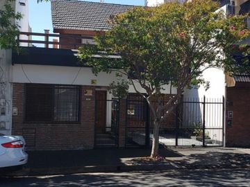 Chalet 5 Amb. con Cochera - IMPECABLE